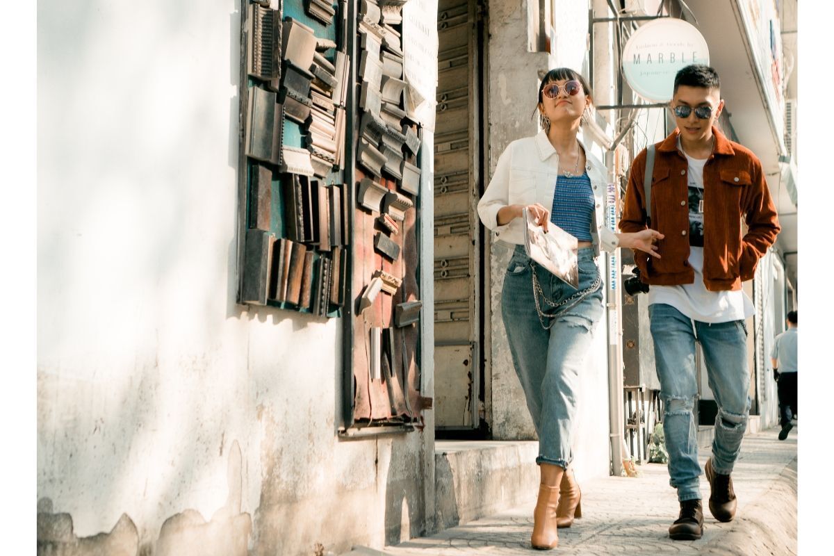 Thời trang đường phố cặp đôi đang đi dạo trên phố