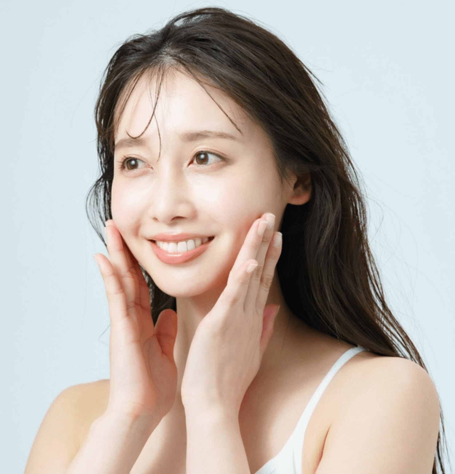 chăm sóc da các bước chăm sóc da mặt mùa Hè đúng cách cô gái để mặt mộc đang chạm hai bàn tay lên má