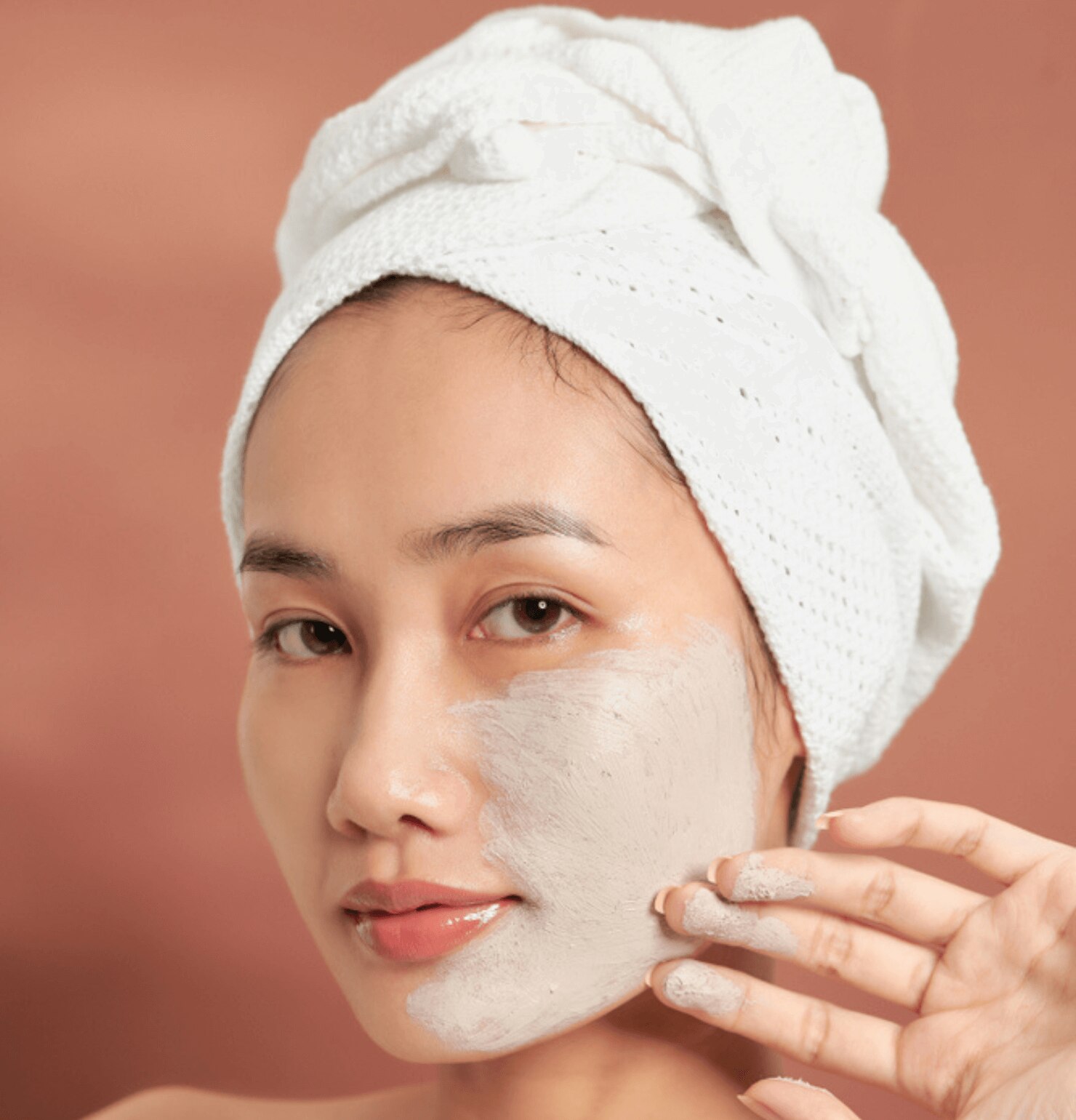 chăm sóc da Tẩy tế bào chết quá thường xuyên cô gái thoa mặt nạ đất sét lên mặt