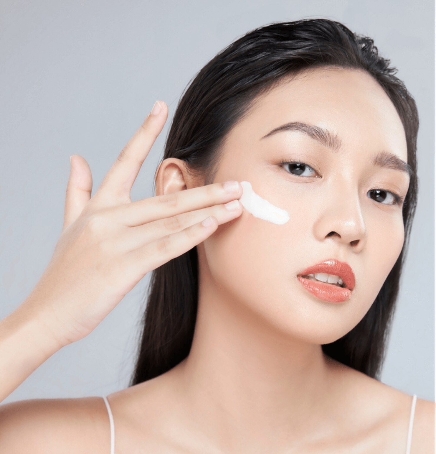 chăm sóc da Loại bỏ Retinol khỏi chu trình chăm sóc da chân dung cô gái đang thoa kem lên má