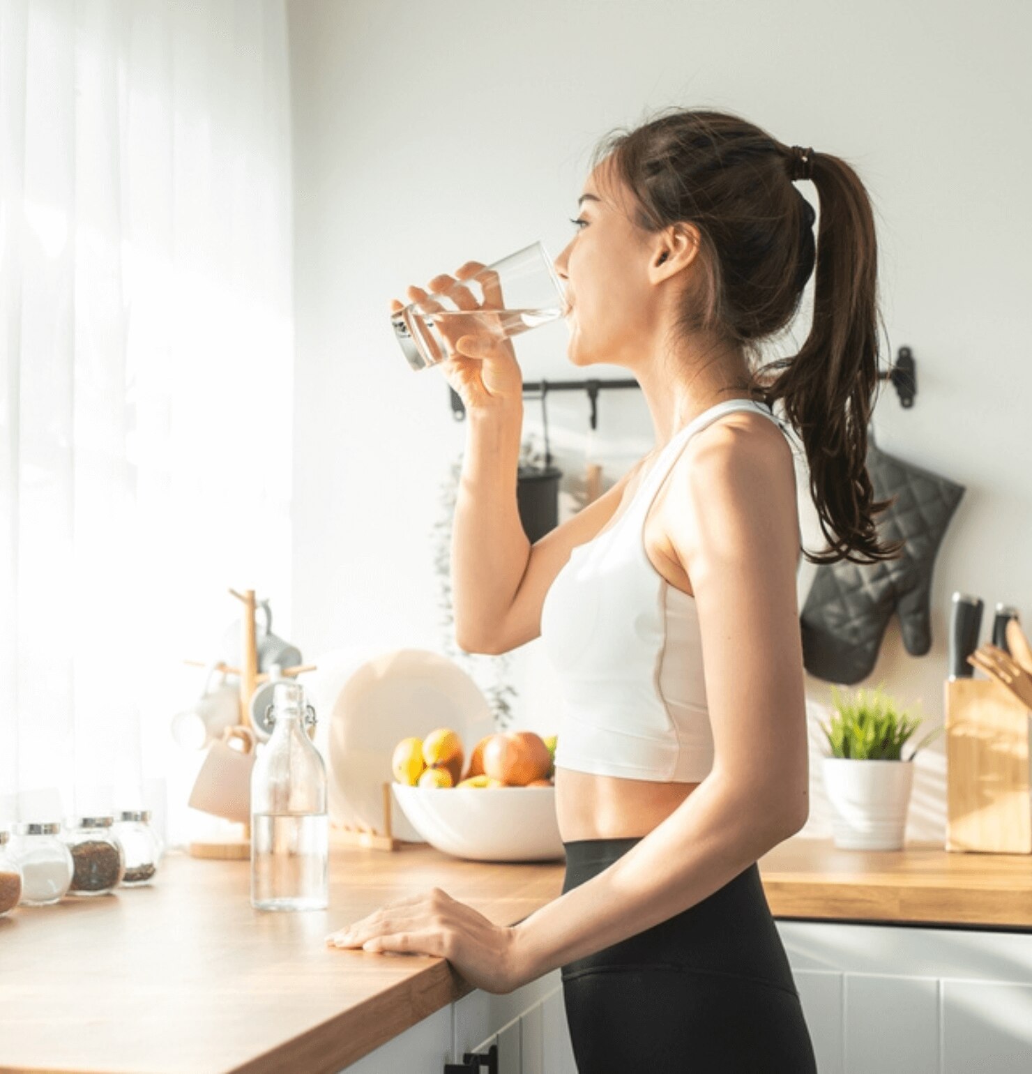 chăm sóc da không duy trì lối sống lành mạnh cô gái mặc đồ tập thể thao đang uống nước