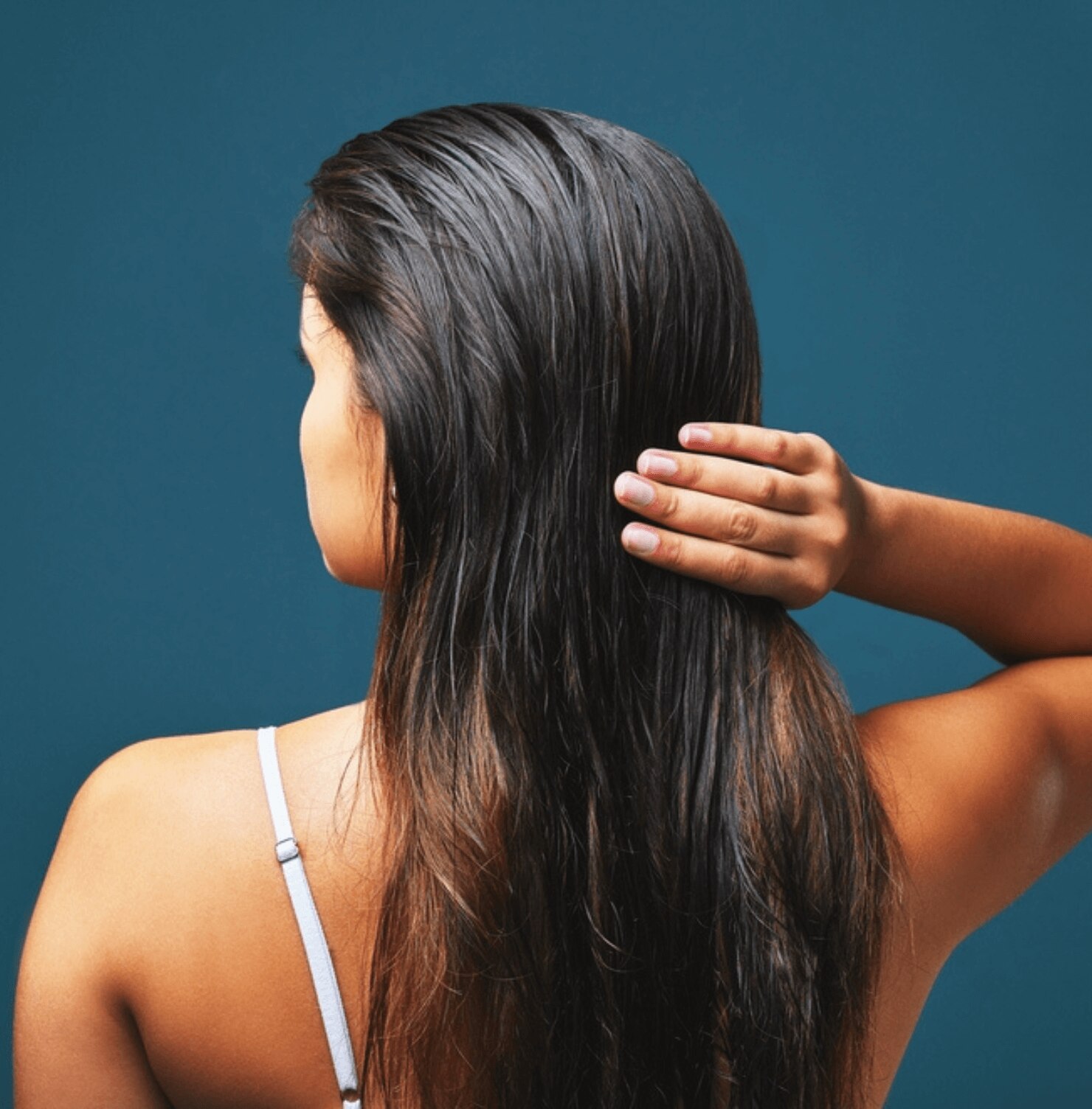 tóc bết cô gái tóc dài đứng quay lưng tay chạm vào tóc