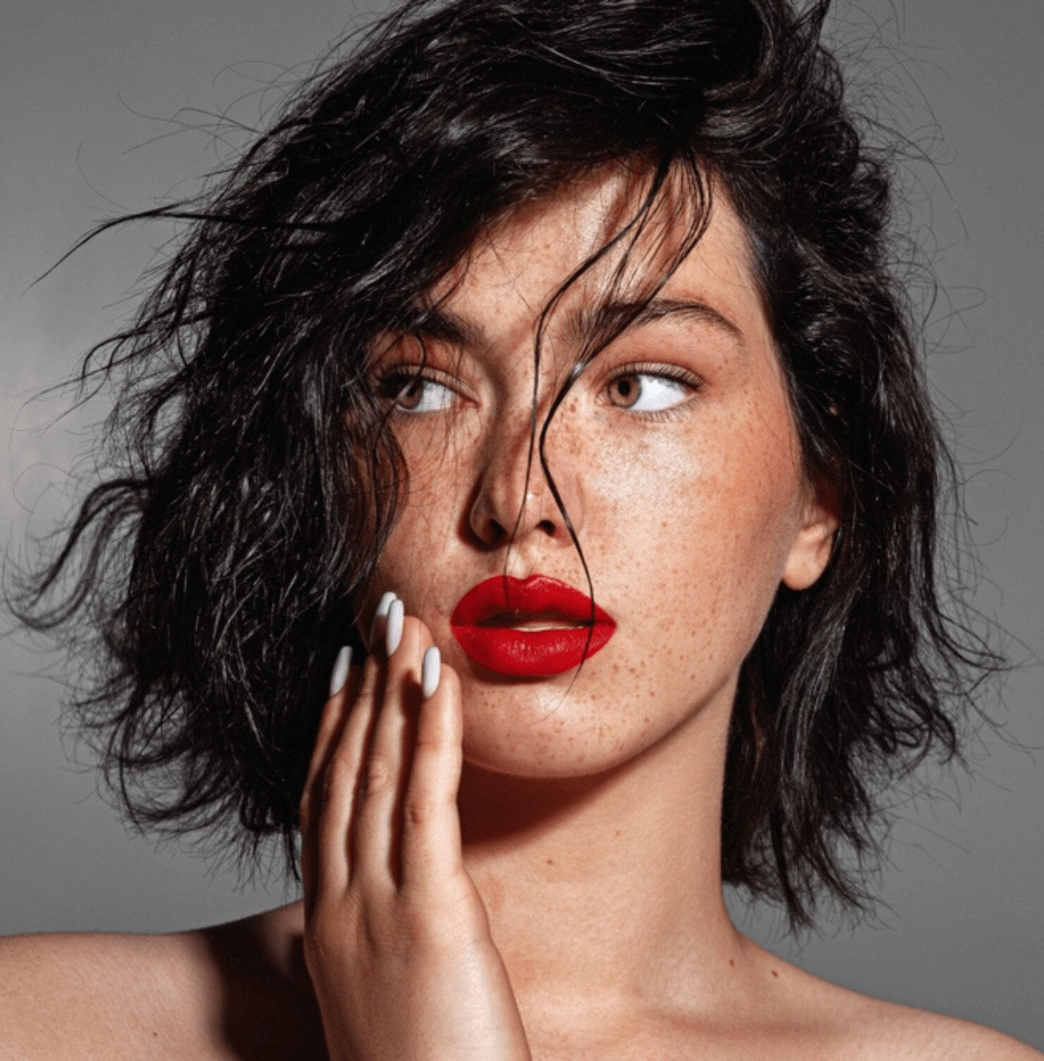 tóc bết cô gái tóc ngắn bết dầu môi đỏ mặt tàn nhang lấy tay chạm vào má dưới mắt nhìn ngang