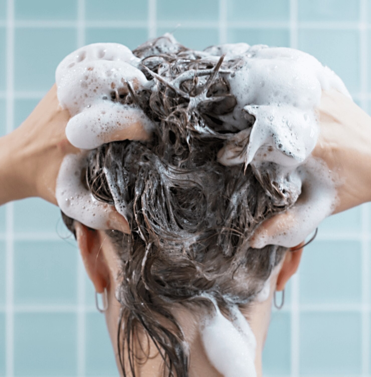 tóc bết cô gái đứng quay lưng gội đầu