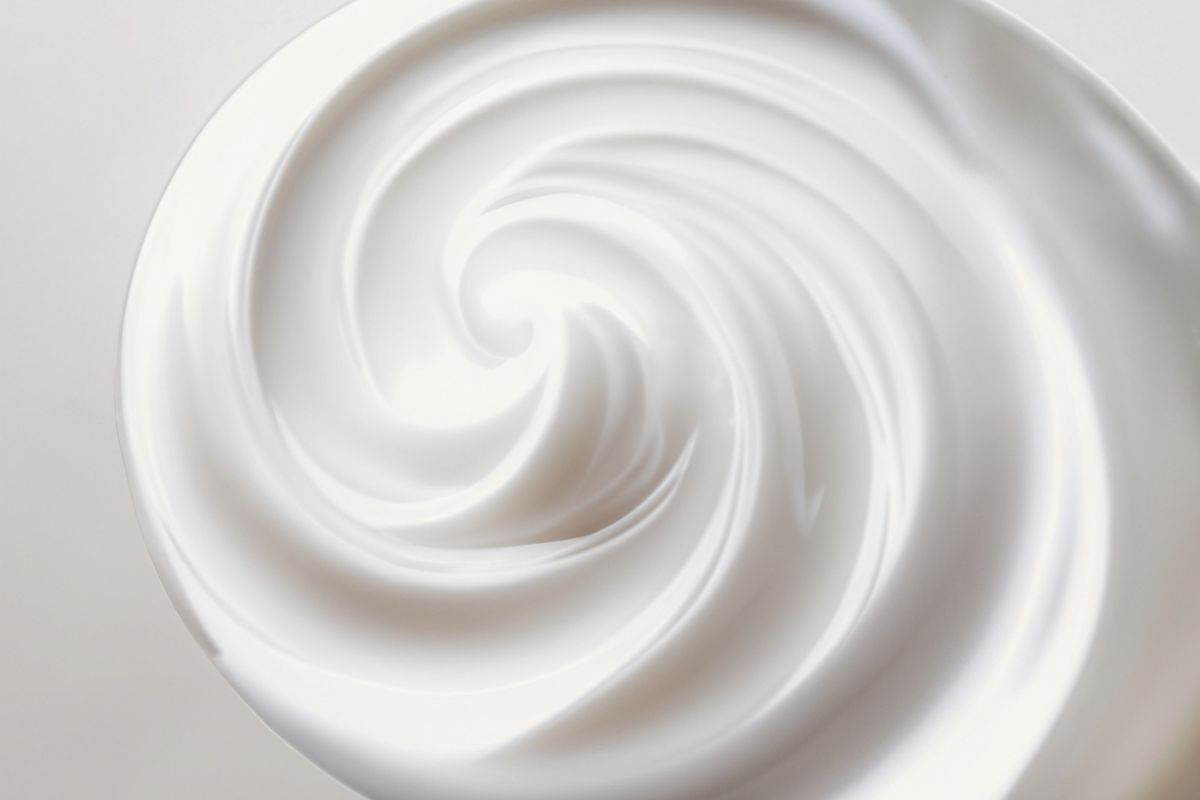 các bước dưỡng da glass skin thoa kem dưỡng ẩm chuyên biệt