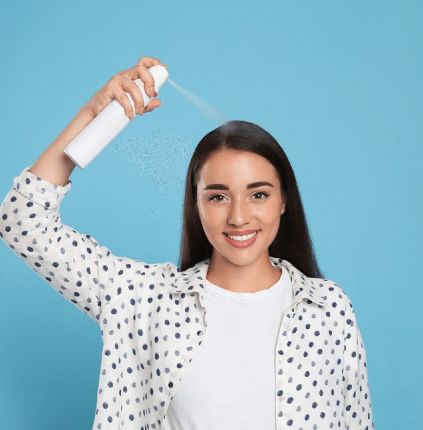 tóc bết cách để tóc không bết dùng dầu gội khô cô gái cười tươi dùng bình dầu gội khô xịt vào tóc