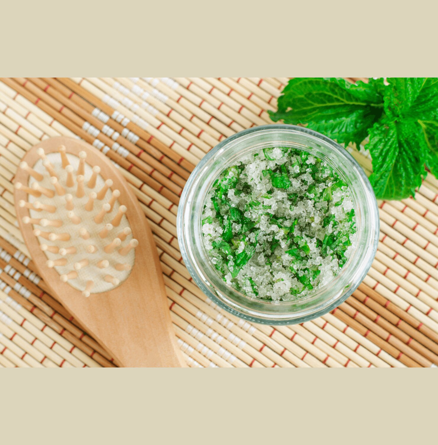 tóc bết cách để tóc không bết tẩy tế bào chết da đầu cây lược gỗ đầu tròn kế bên hũ tẩy da chết da đầu màu xanh lá