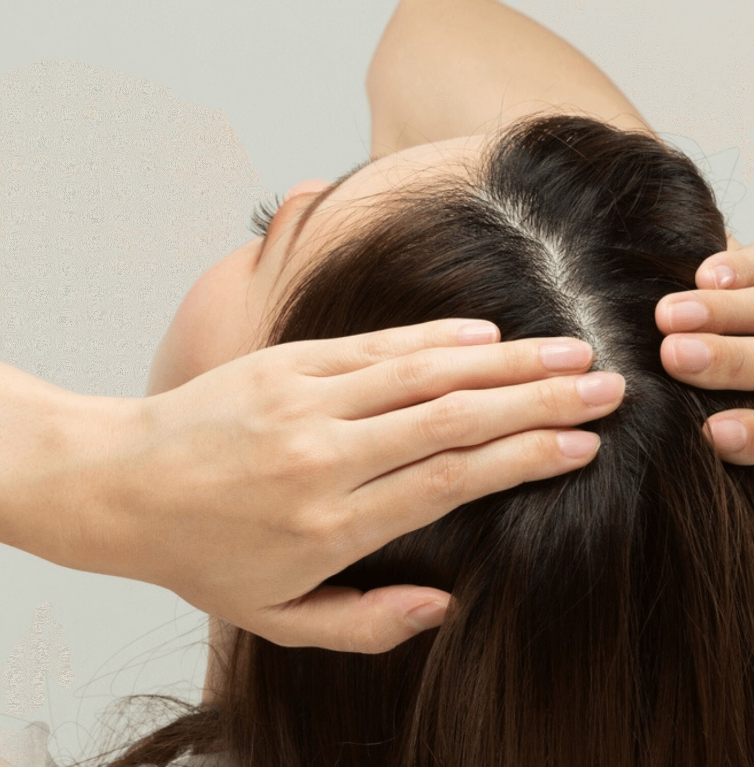 tóc bết cách để tóc không bết sử dụng xịt dưỡng chân tóc