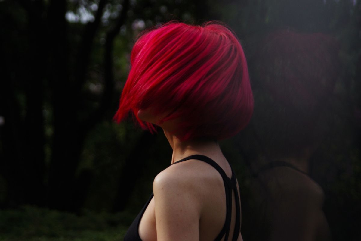 Ngoài đỏ phúc bồn tử còn màu tóc nhuộm gam đỏ nào gây sốt dịp Thu Đông năm nay cô gái bị gió thổi tung tóc che hết mặt