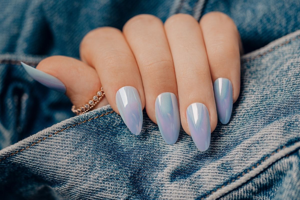 màu nail đẹp 2023 màu xanh ngọc pastel hologram nên nền vải denim