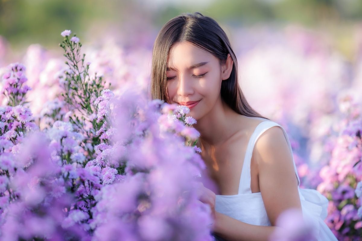 Cách tạo dáng chụp ảnh đẹp ở vườn hoa cô gái nhắm mắt