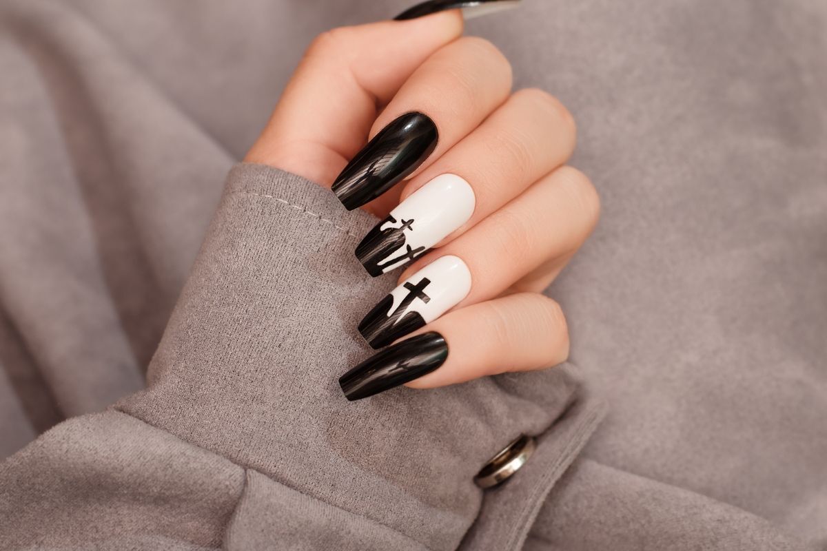 mẫu nail đen trắng cute hình halloween nền vải màu xám nâu 