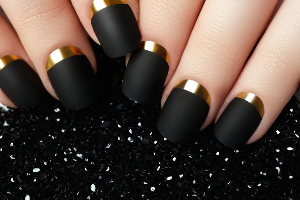 mẫu nail đen cá tính móng tay màu đen lì viền chi tiết màu vàng ánh kim trên nền sequin màu đen 