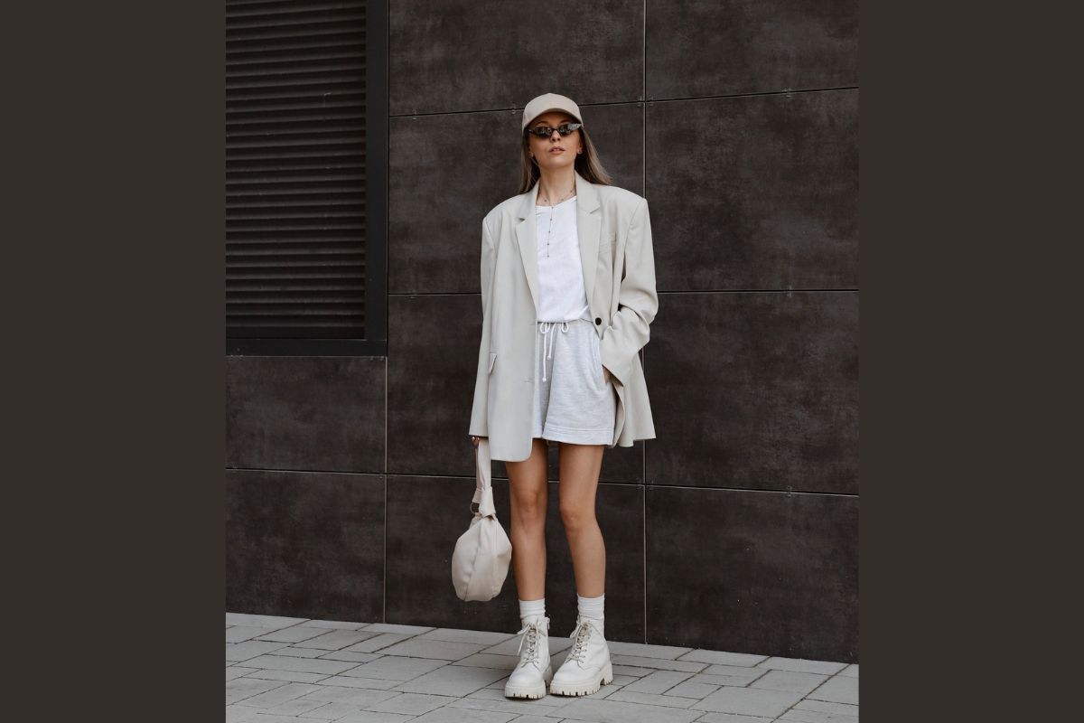 Phối đồ với boots cao cổ cô gái mặc set đồ màu trắng 