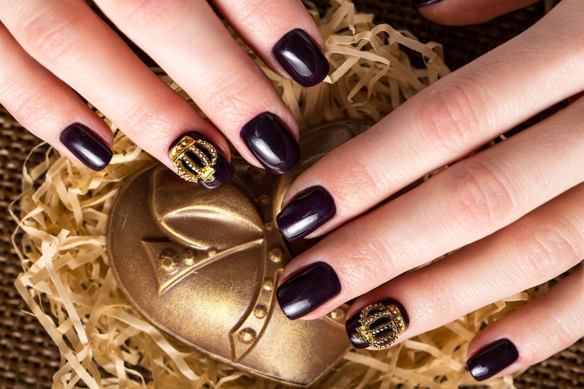 Nail màu đen sang chảnh đính vương miện màu vàng đồng