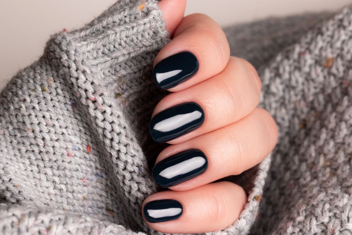 Nail màu đen sang chảnh trên nền áo len xám