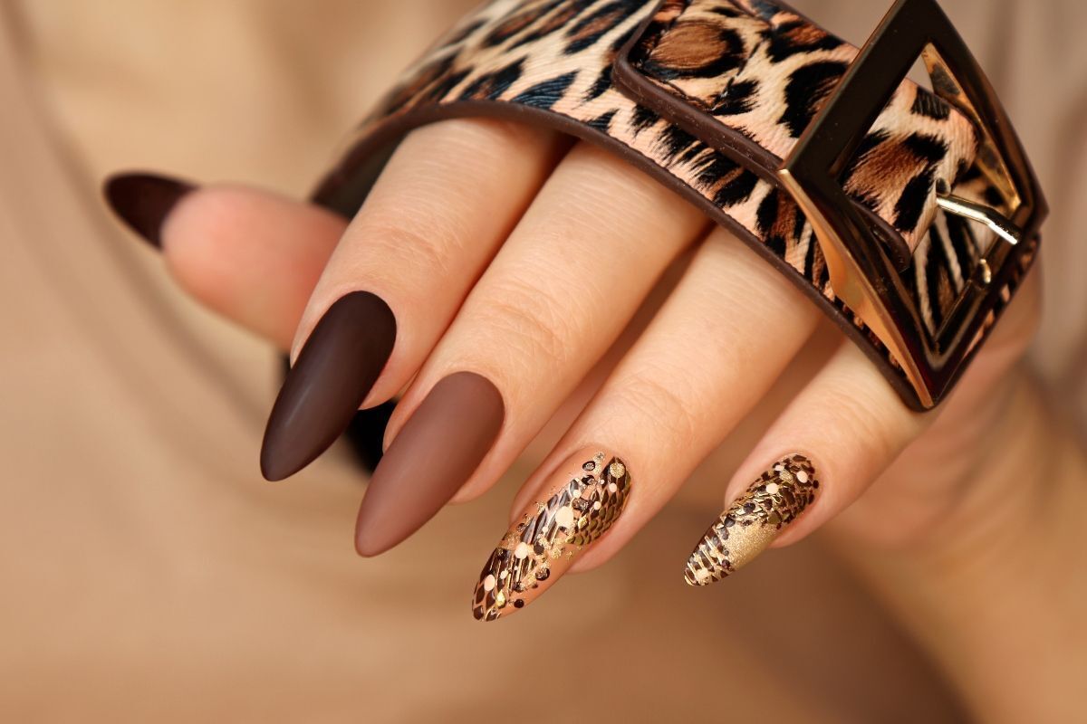 mẫu nail móng nhọn đẹp màu nâu đen màu nâu nhạt kim tuyến vàng 