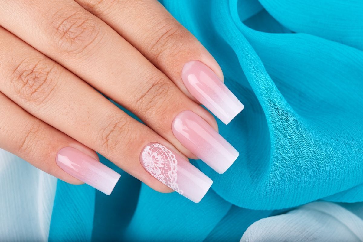 nail ombre pha màu hồng trắng nhạt trên nền xanh biển