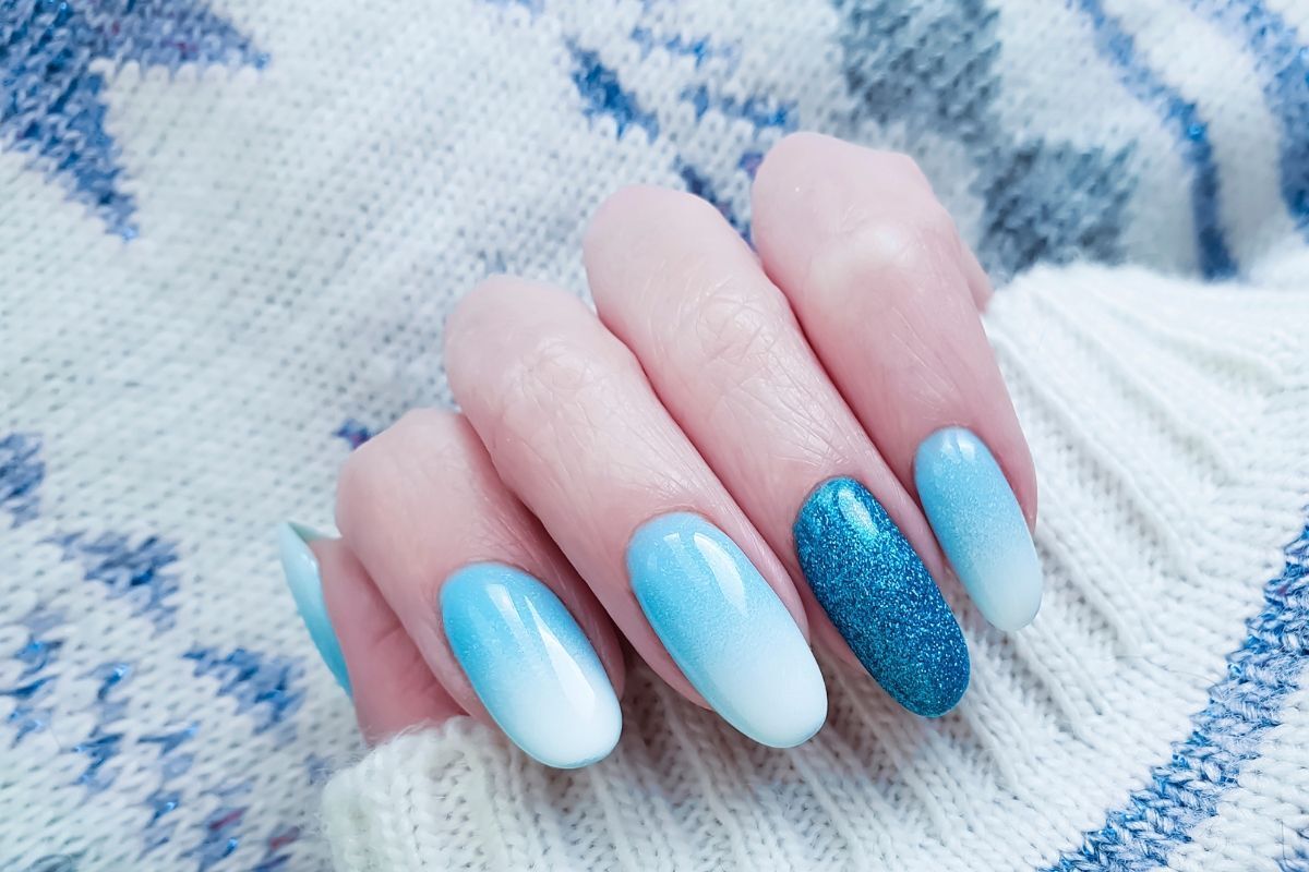 nail ombre pha màu xanh biển xen kẽ một ngón tay kim tuyến xanh biển