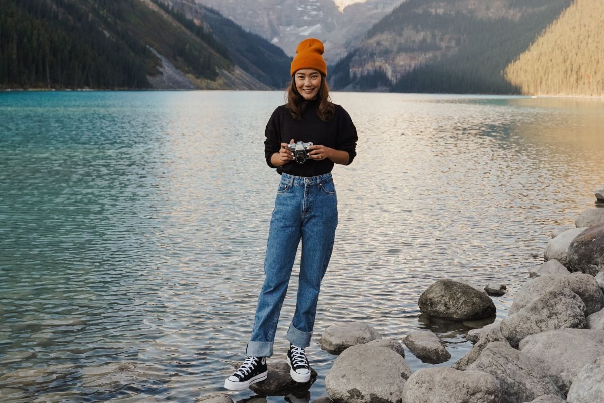 Cô gái mặc quần jeans ống rộng theo phong cách Vintage aethetics