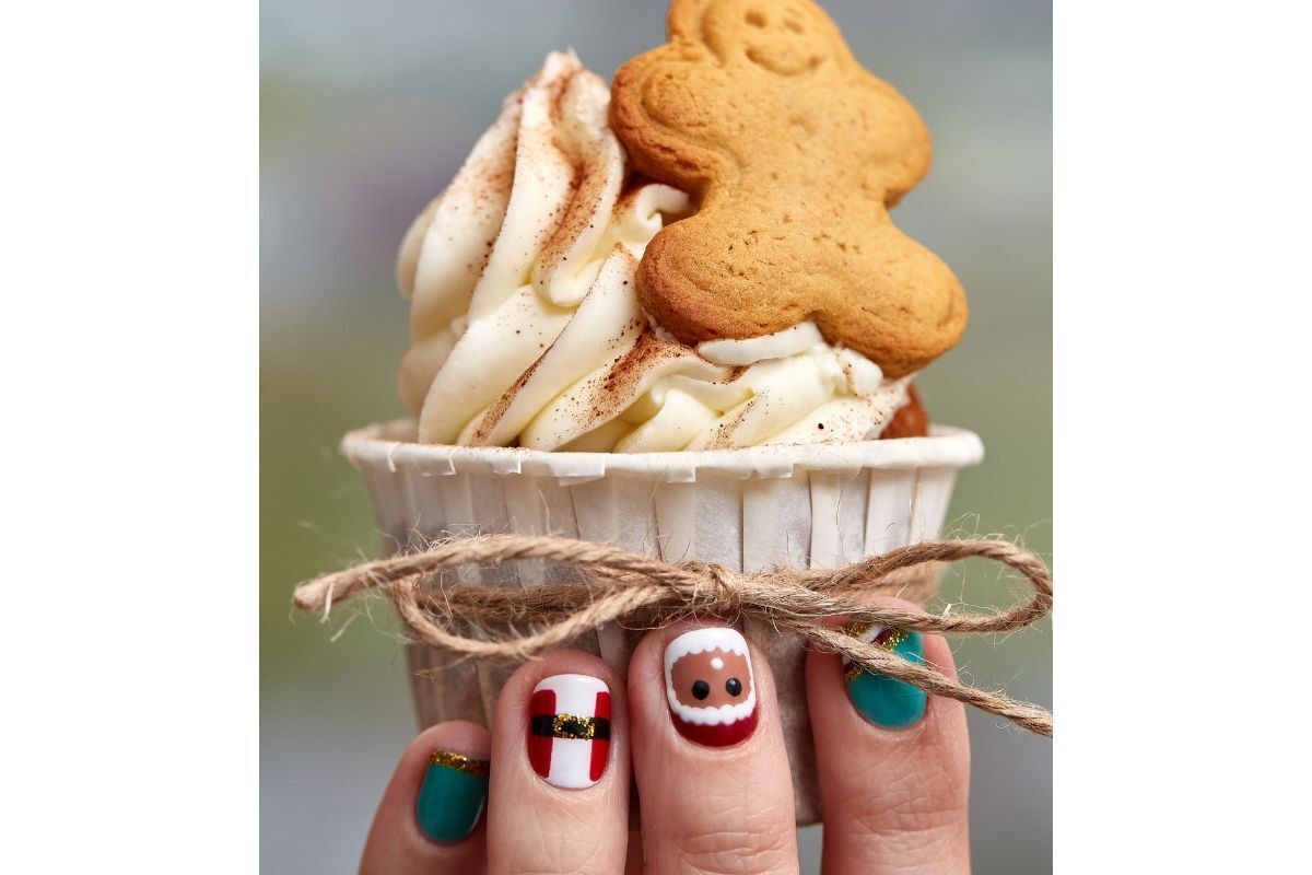 nail noel bàn tay cầm bánh cupcake có bánh gừng móng hình ông già noel màu xanh lá và màu đỏ