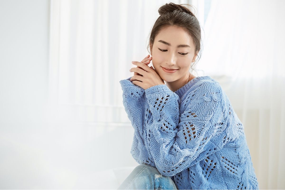 Cách mix đồ mùa đông phong cách hàn quốc nữ đẹp cô gái mặc áo len mỏng màu xanh dương