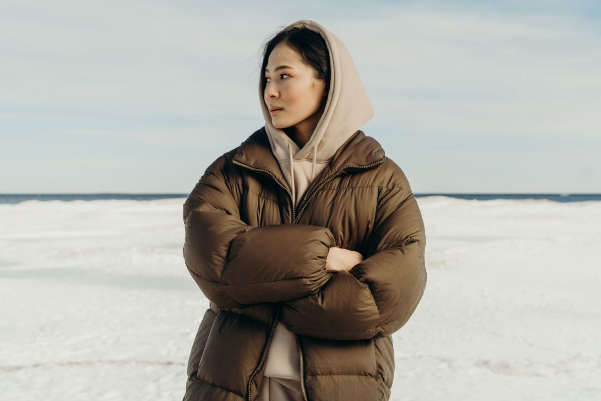 Phong cách mix đồ mùa đông cho nữ trẻ trung, năng động cô gái mặc hoodie và áo phao màu nâu