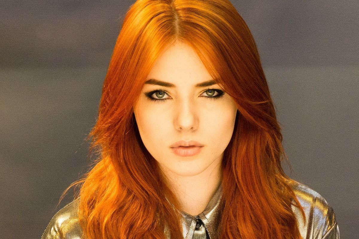 Nhuộm tóc màu nâu đỏ cực đẹp cô gái tóc 2 mái màu đỏ đang nhìn thẳng vào máy ảnh 