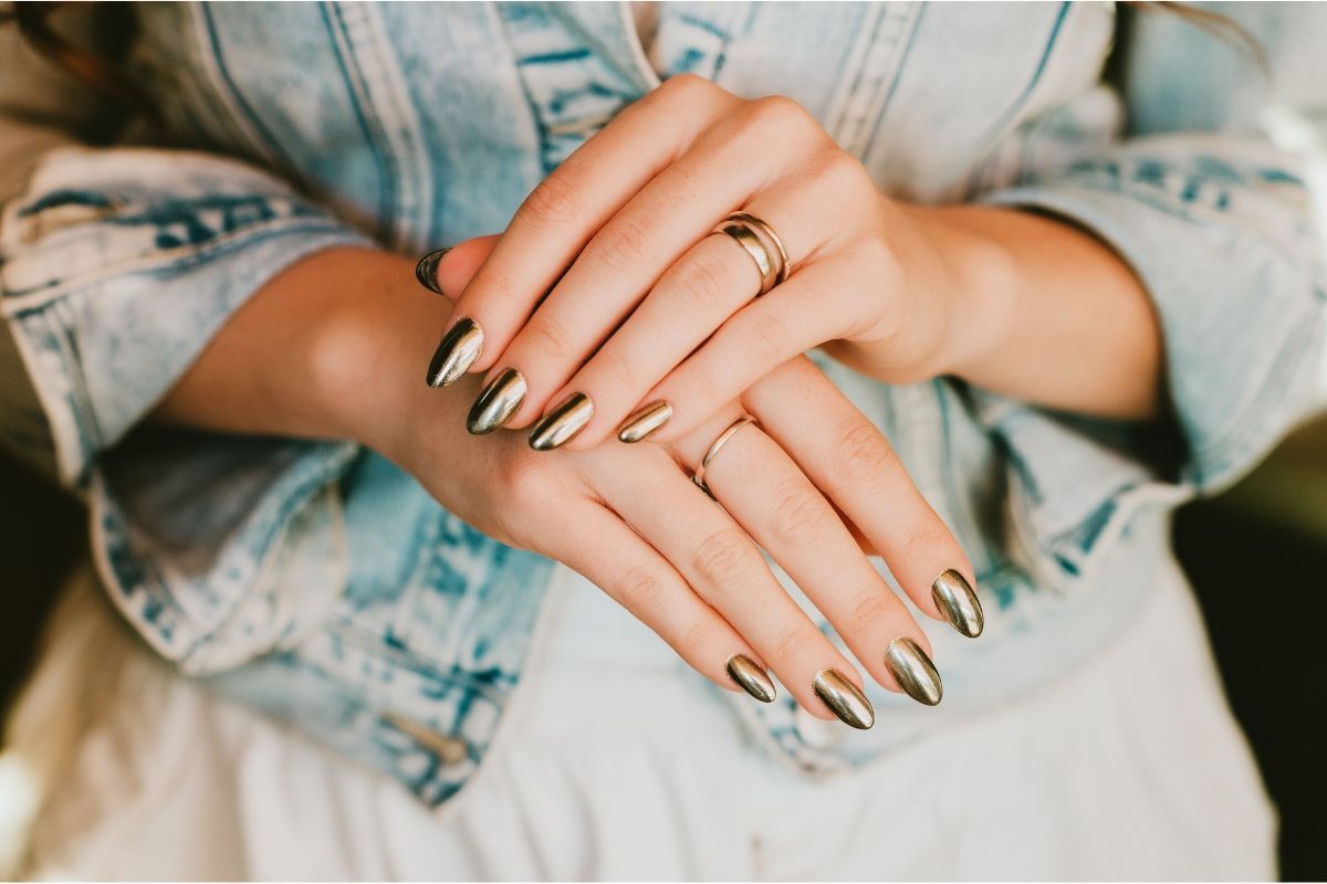 nail tráng gương đẹp cô gái mặc áo khoác denim móng tay tráng gương màu xám 