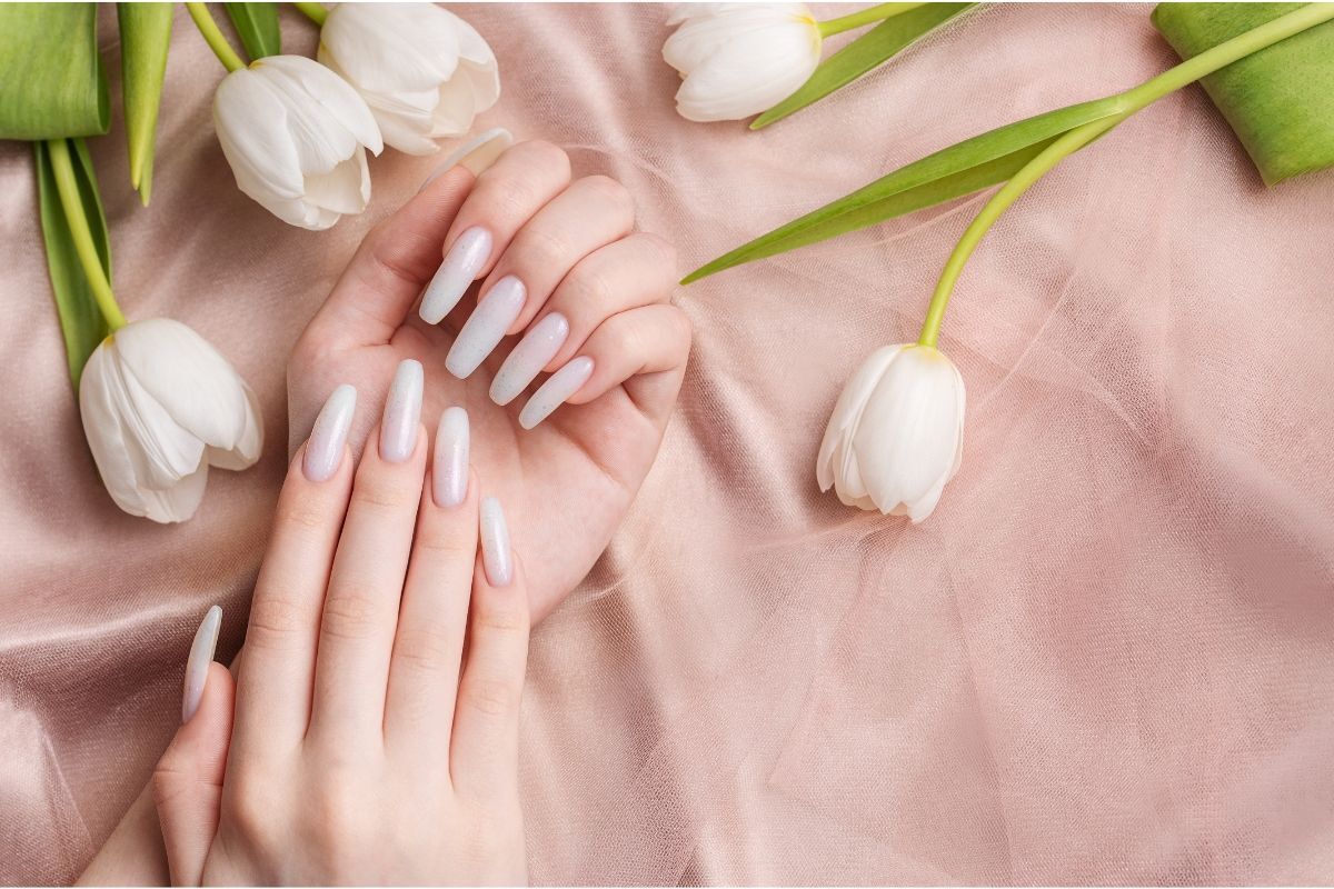 mẫu nail đơn giản cá tính nail trắng đục kế bên những cành hoa tulip trắng
