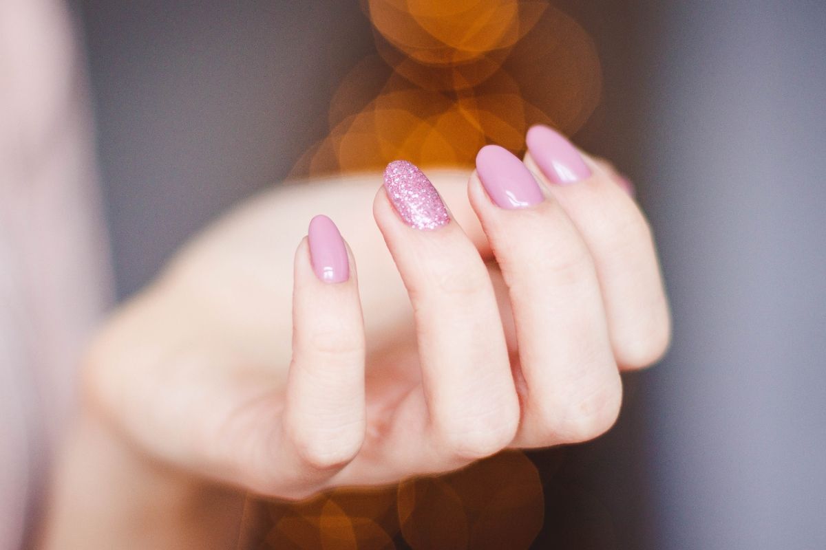 mẫu nail sơn thạch cận cảnh nail màu hồng nhạt nền phía sau làm mờ