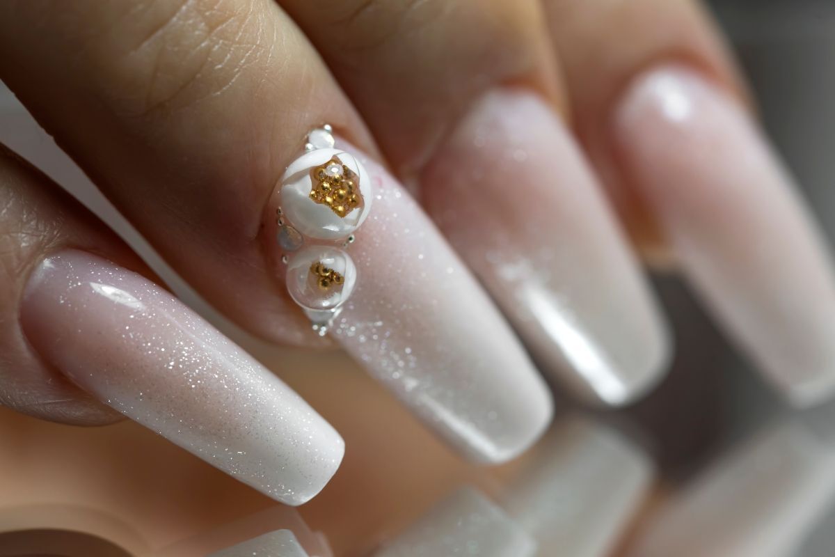 nail cô dâu móng vuông dài bọc đường ombre trắng ánh nhũ có đính đá 