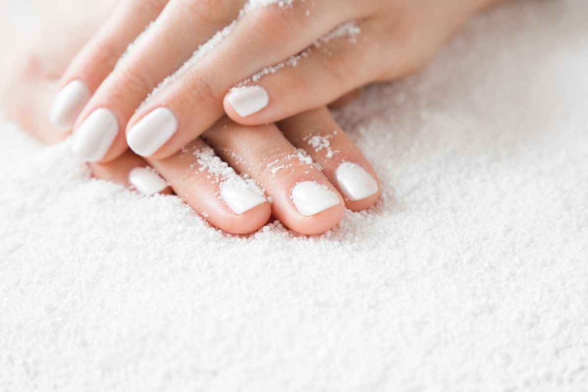 mẫu nail trắng trên nền tuyết 