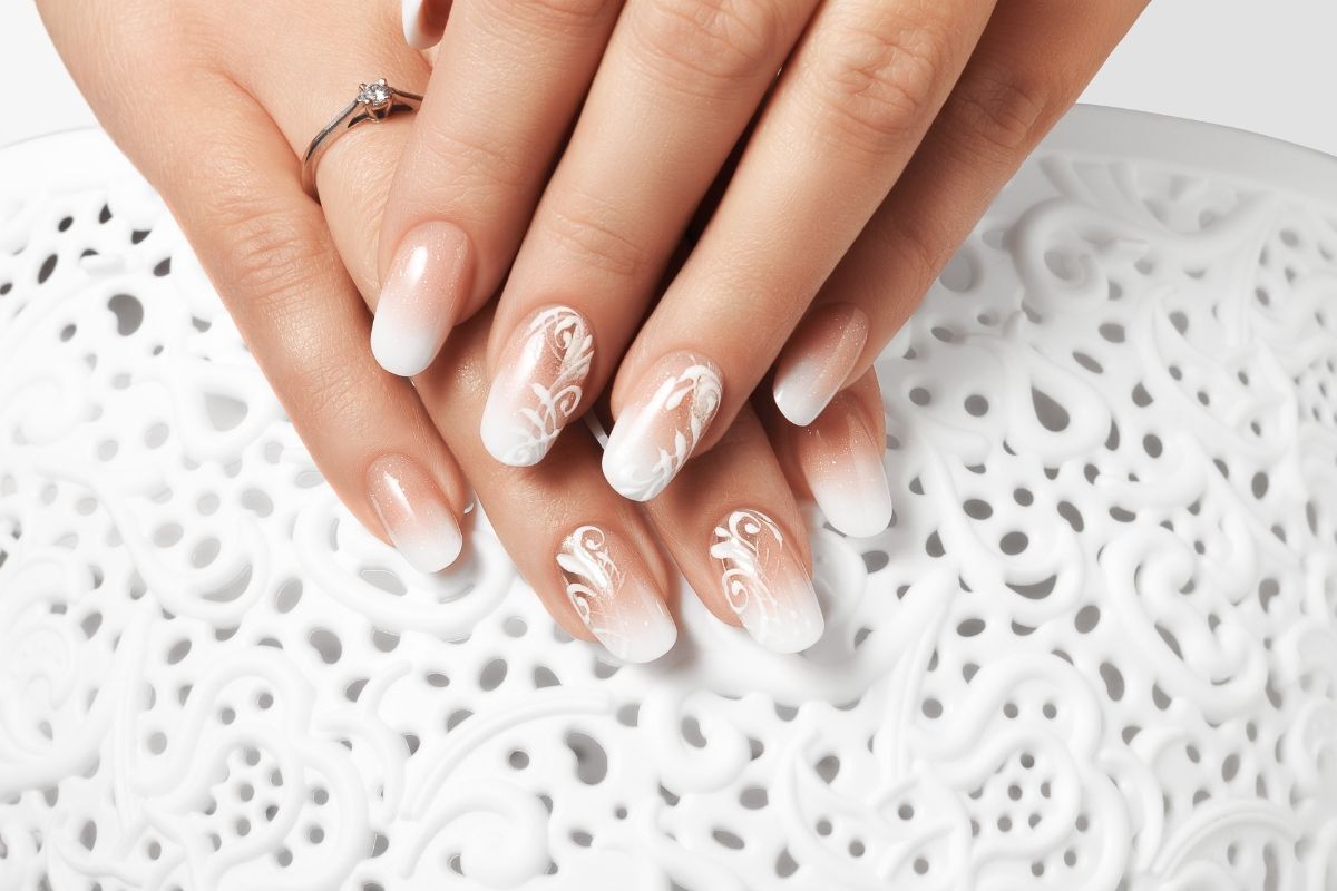 mẫu nail trắng ombre trên nền trắng đục lỗ 