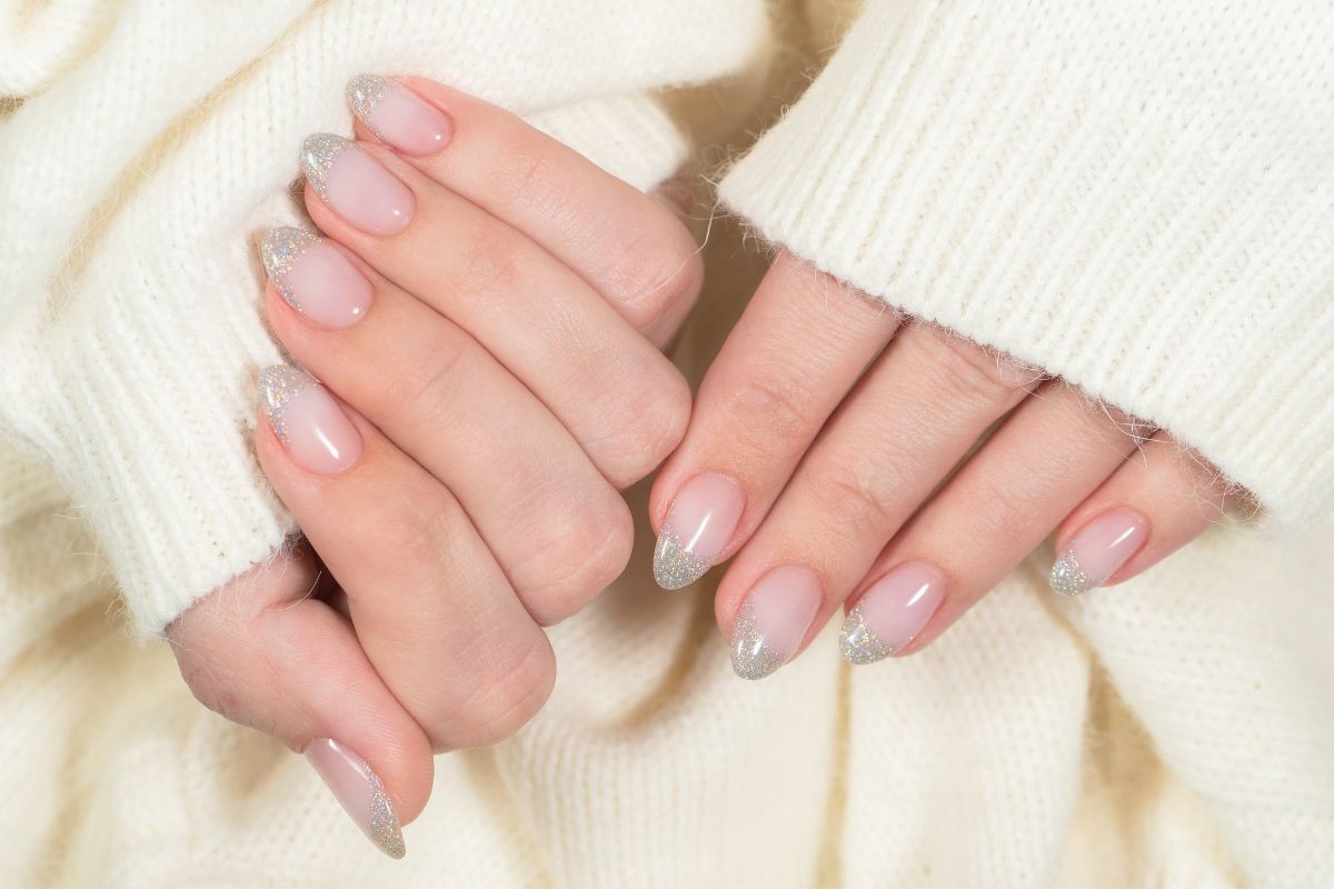 nail trong suốt móng tay trong suốt có đầu móng kim tuyến bạc trên nền áo len trắng