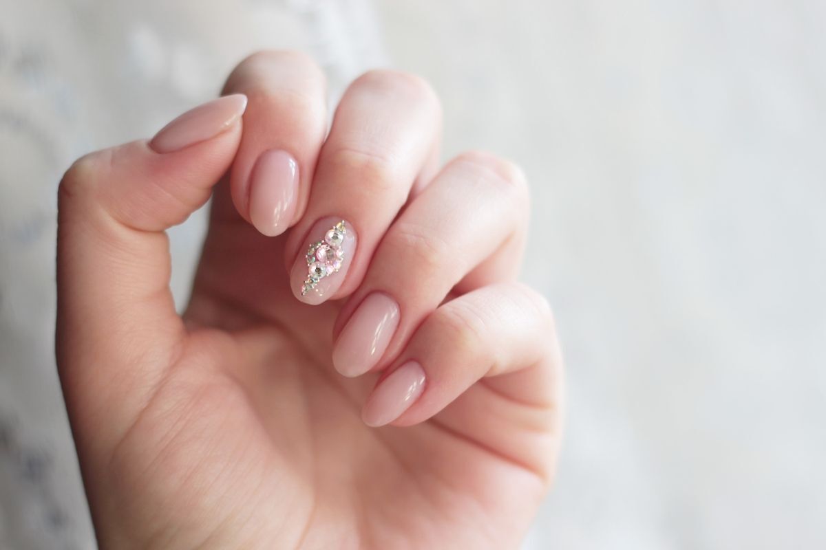 nail trong suốt móng tay màu hồng nude ngón giữa đính đá