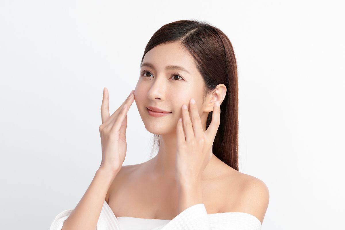 Cô gái thoa sản phẩm treatment Retinol lên mặt