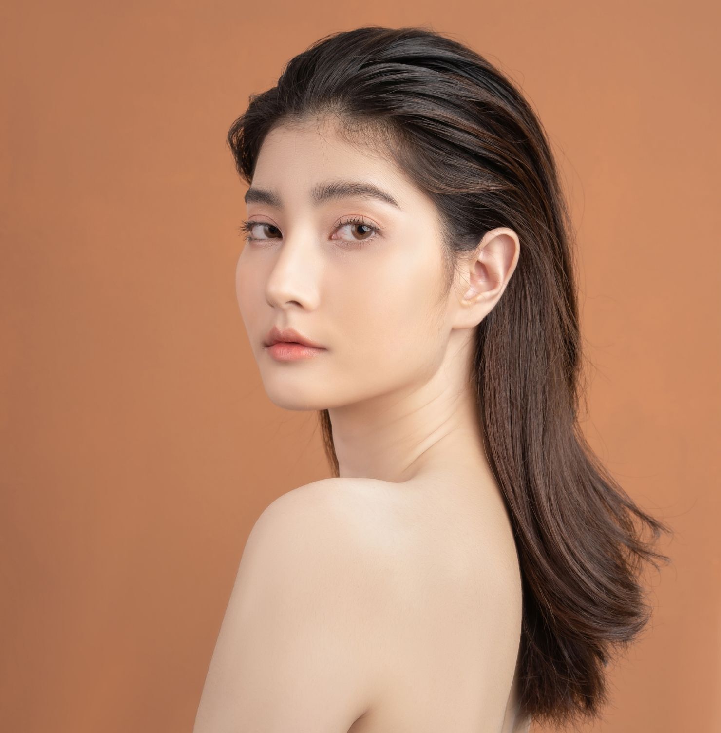 Tóc dài thẳng bấm phồng chân