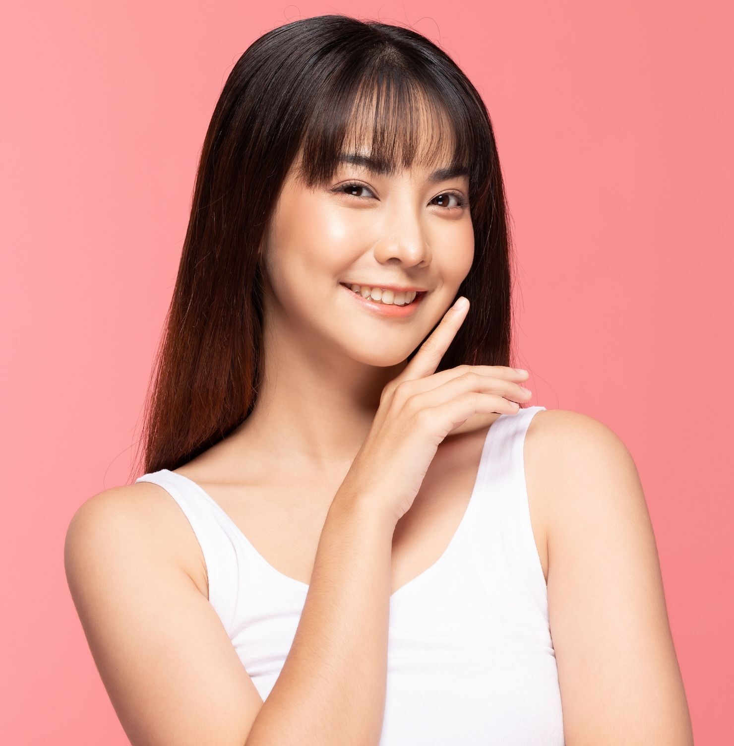 cách xác định hình dạng khuôn mặt cô gái có tóc mái thưa 