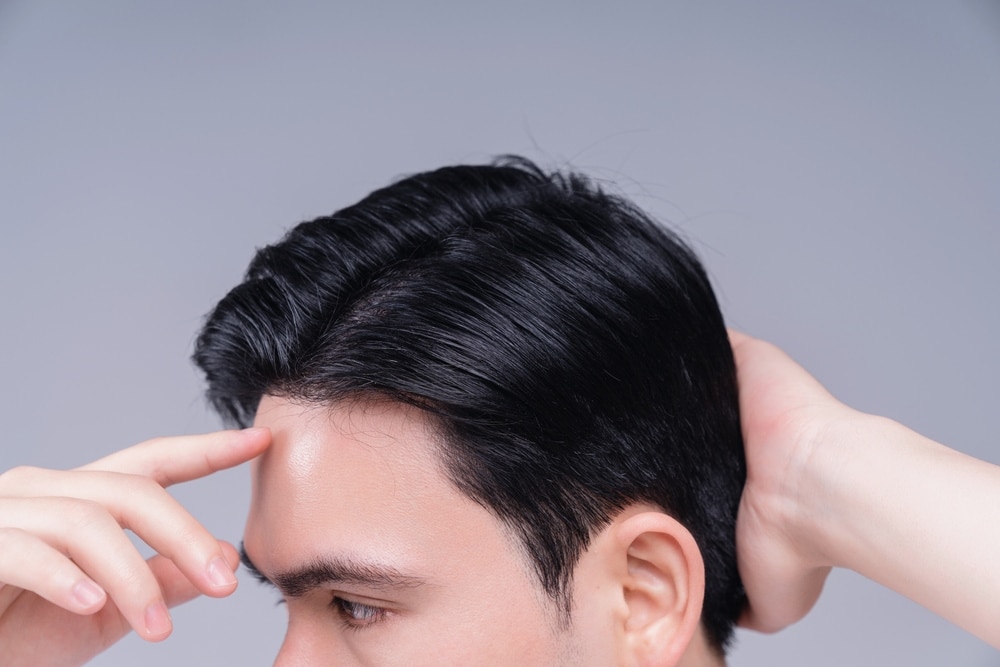 Tóc rẽ ngôi giữa thanh lịch và mang nét cổ điển