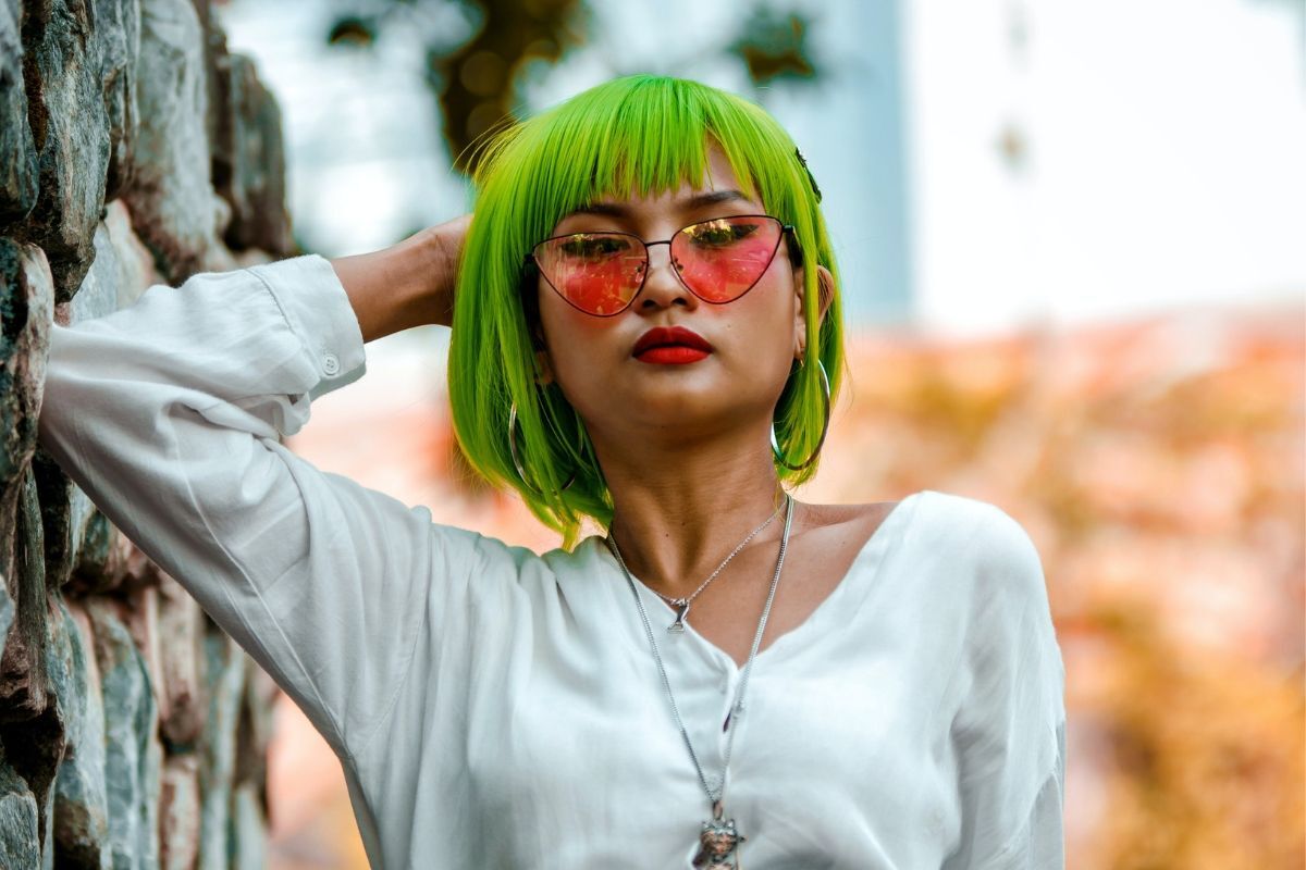 bạn sẽ nhuộm tóc màu rêu cô gái đeo kính râm màu cam