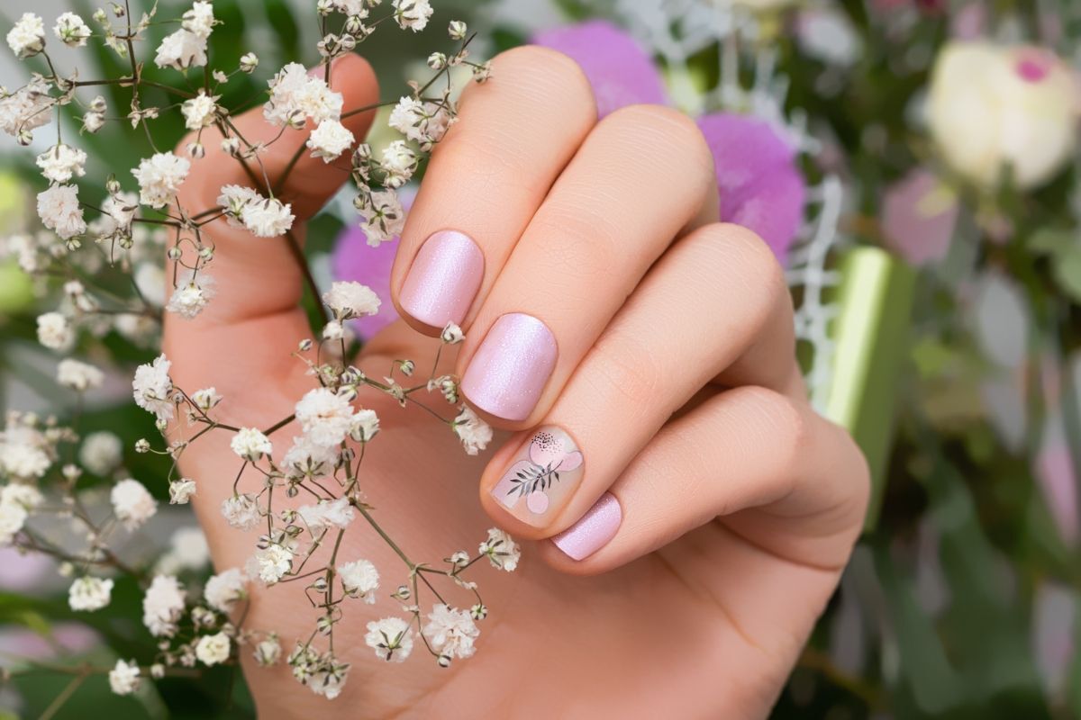 mẫu nail vẽ hoa đơn giản bàn tay móng tím pastel ánh nhũ ngón áp út vẽ hoa và lá 
