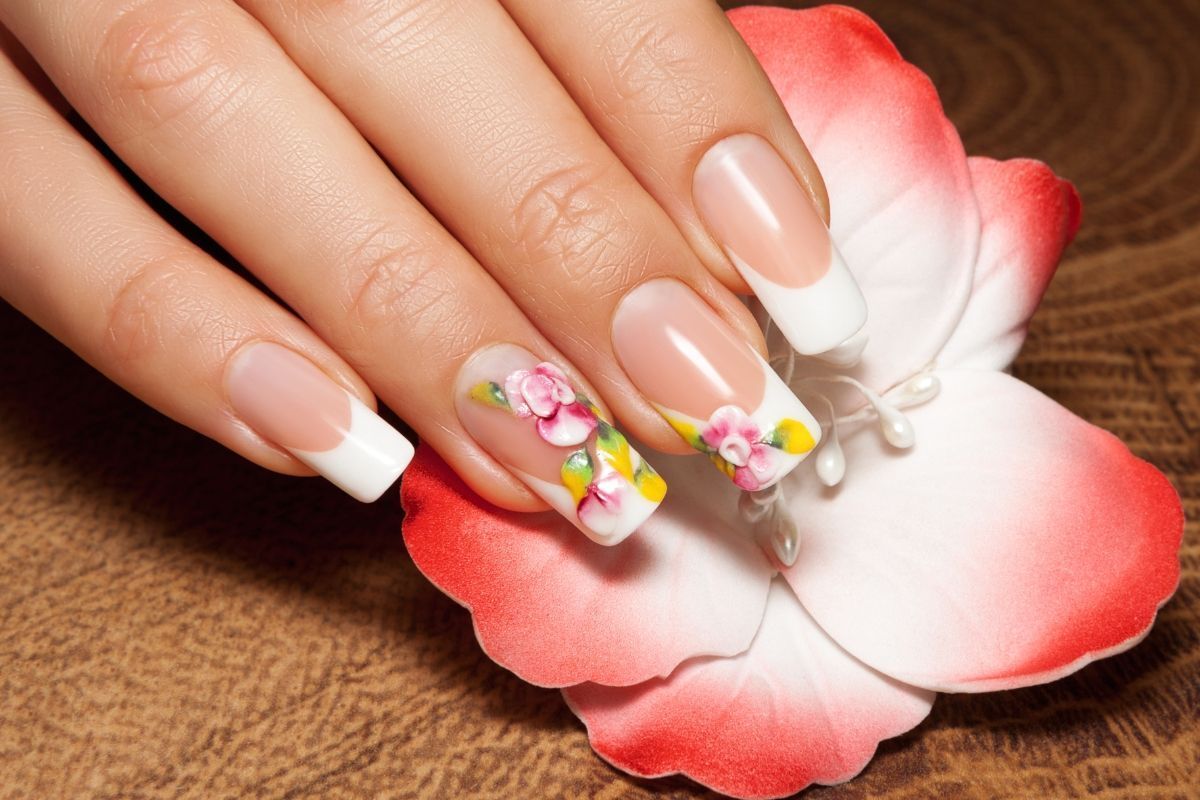 mẫu nail vẽ hoa đơn giản bàn tay đầu móng trắng vẽ hoa cầm bông hoa màu trắng viền đỏ 