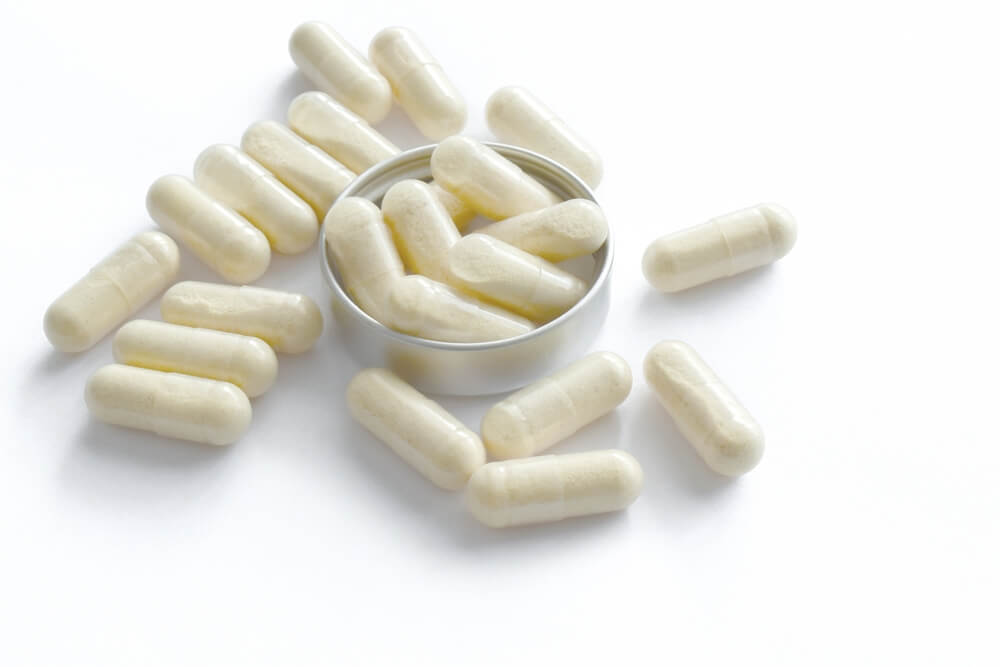 cách sử dụng collagen collagen dạng viên các viên uống collagen chứa bột collagen bên trong trên nền trắng