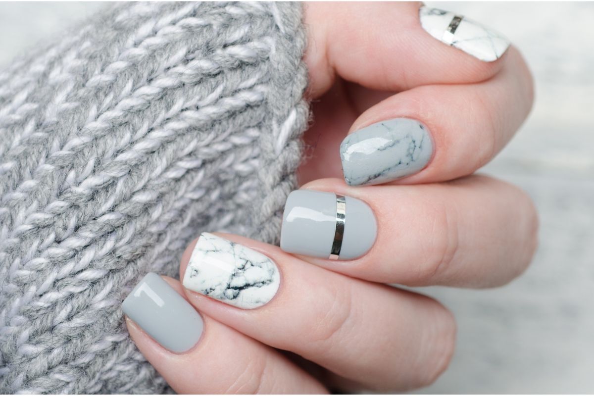 nail vân đá màu xanh đá marble trên áo len xám