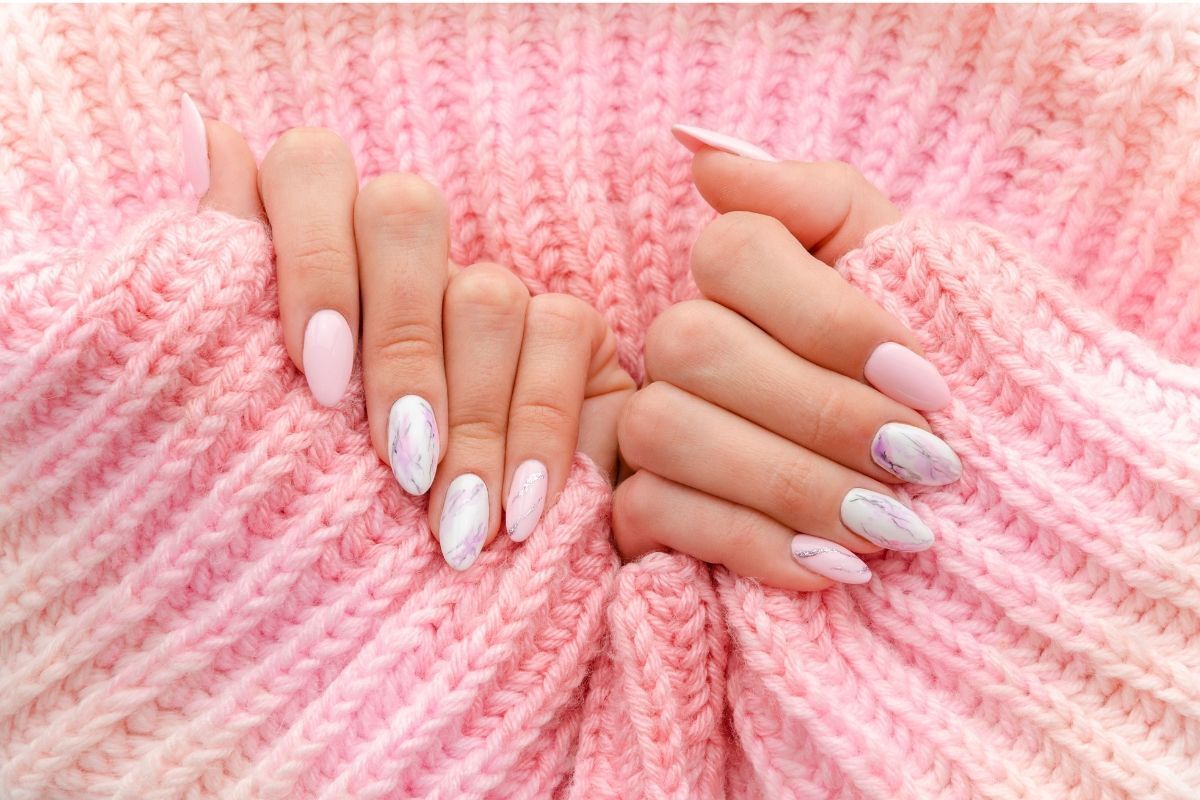 nail vân đá màu hồng trên nền áo len màu hồng