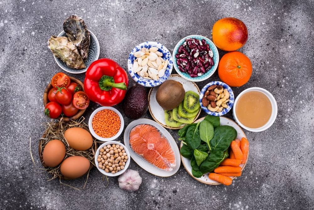 cách sử dụng collagen bổ sung collagen qua đường thực phẩm cá hồi xương cà rốt kiwi cam trứng gà ớt chuông bông cải xanh hạt rau lá xanh hải sản trên nền đen