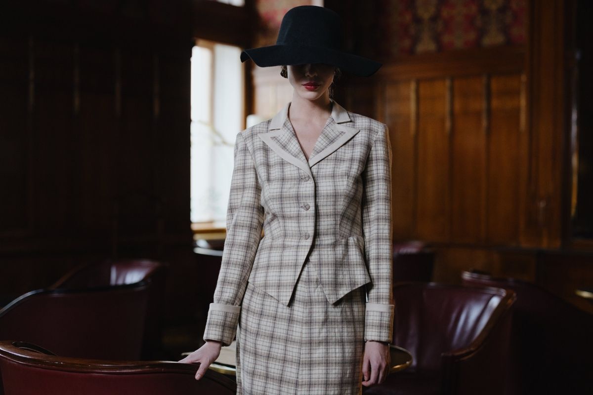 Phong cách vintage cô gái đội mũ đen che mặt