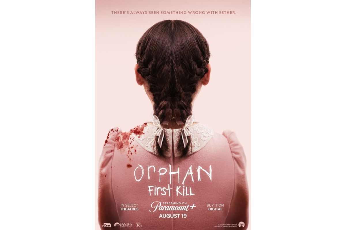 phim kinh dị 2022 poster phim orphan first skill cô gái mặc đầm hồng quay lưng máu dính trên vai trái
