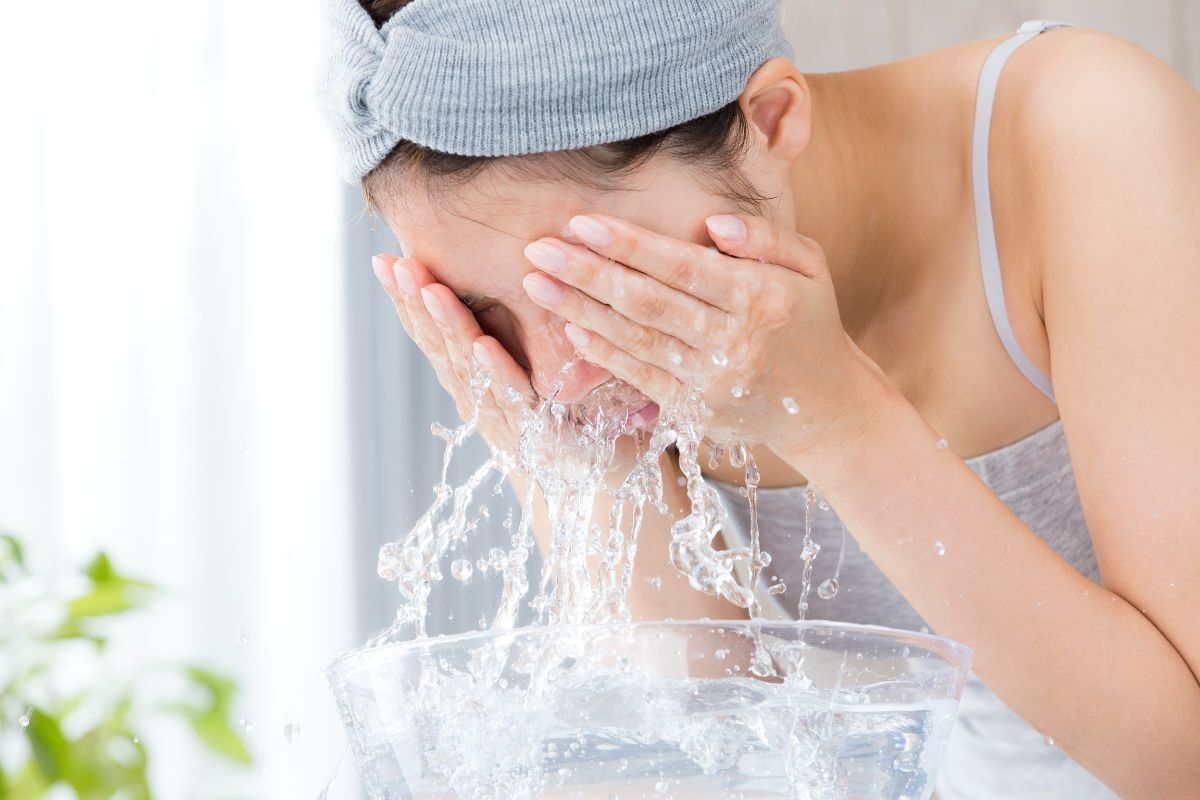 cách trị mụn ẩn cô gái vỗ nước lên mặt